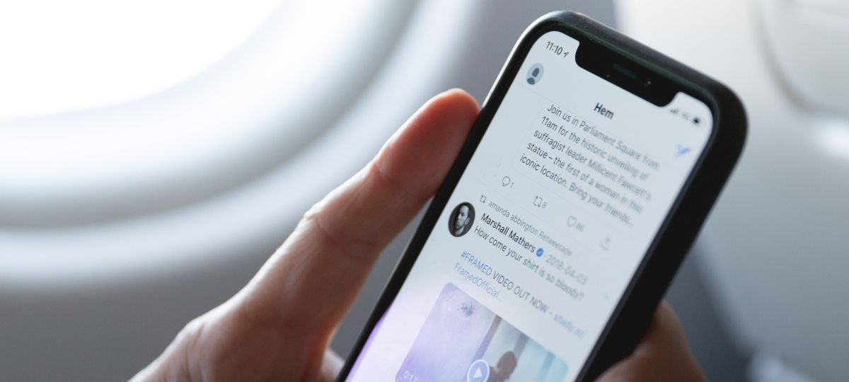Twitter s'attaque lui aussi au contenu de marque Un homme regarde son fil d'actualité Twitter