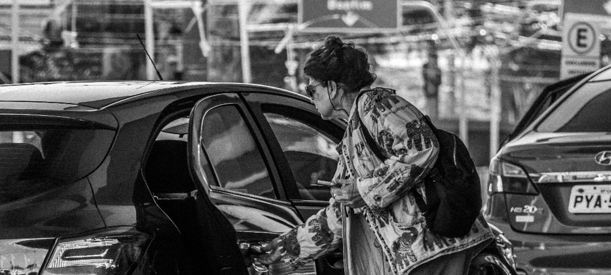Uber lance un abonnement mensuelle à ses services VTC et UberEATS Une femme portants a valise monte dans un VTC