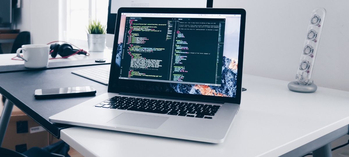 UserInyerface.com le site le moins ergonomique au monde Un ordinateur sur un bureau affiche des codes HTML