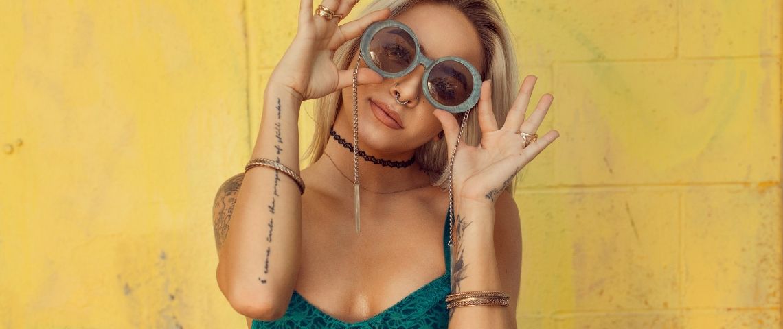 Comment Jennyfer se réinvente en mettant fin aux préjugés Une femme pose avec des lunettes