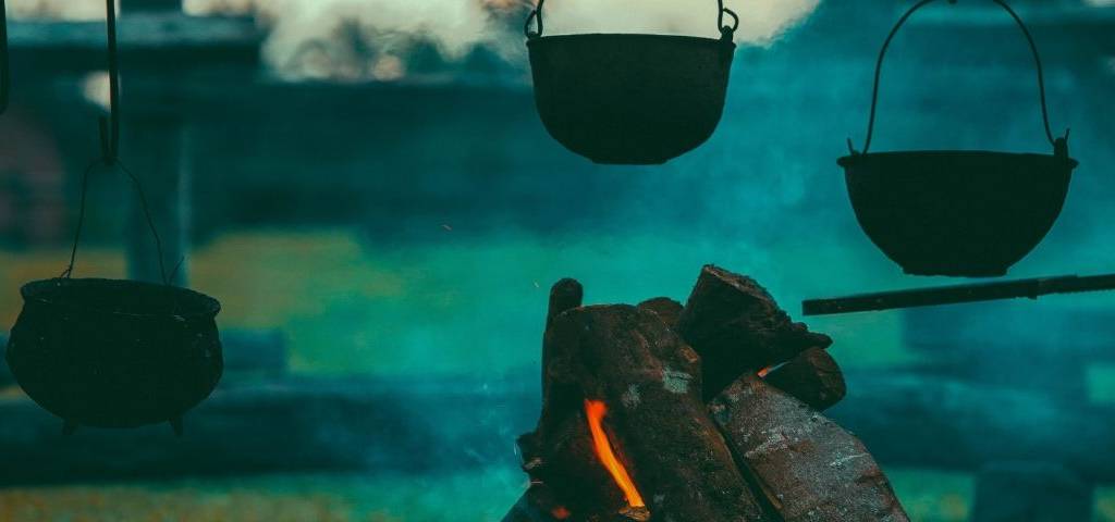 Comment remettre au goût du jour une marque ancienne Trois pots en train de cuire