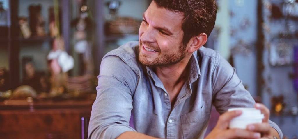 Un homme boit un café