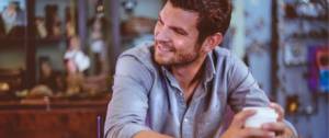 Un homme boit un café