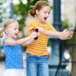 Deux petites filles jouent avec un smartphone