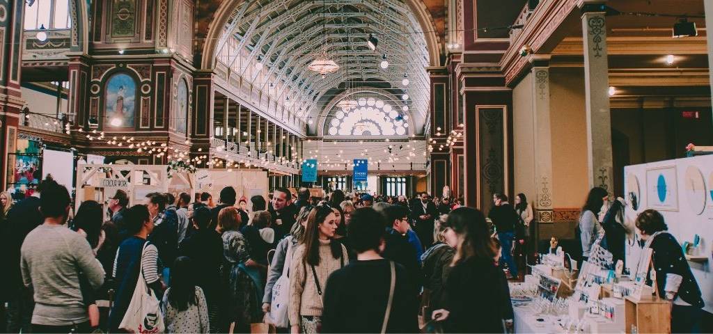 Des personnes circulent dans un salon