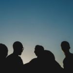 Silhouettes d'un groupe de personnes
