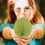 Une femme qui tient une feuille dans sa main