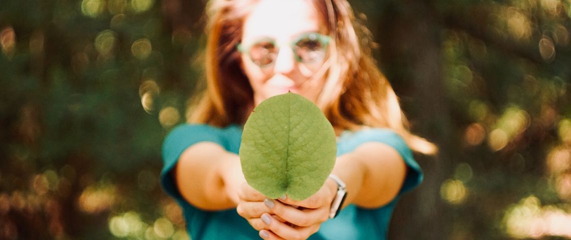 5-etapes-passer-durable Une femme qui tient une feuille dans sa main