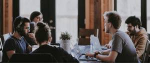 Des collègues réunis autour d'une table
