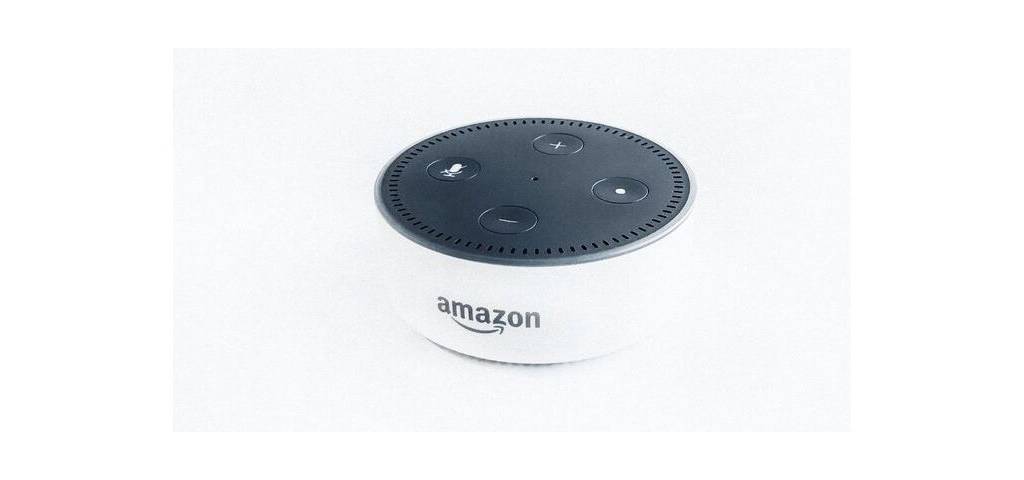 Un modele d'alexa d'amazon sur fond blanc