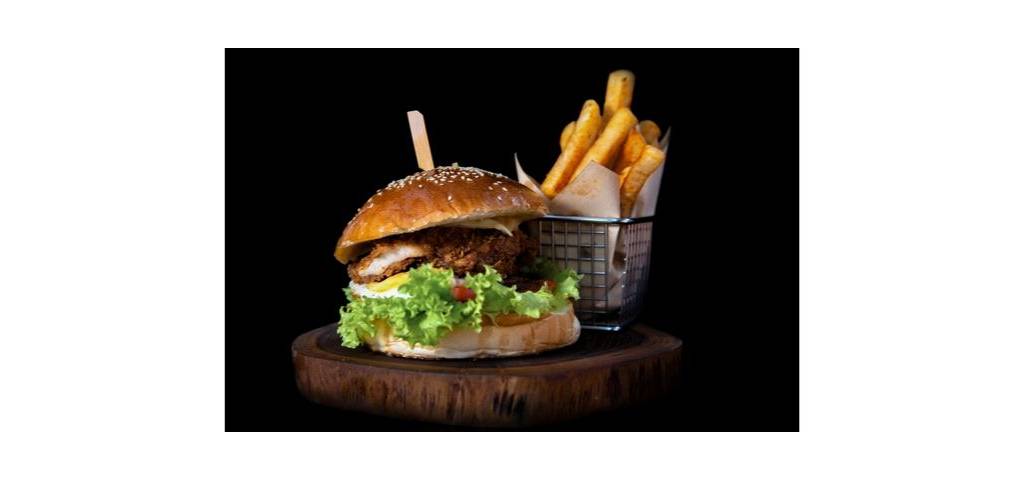 Photo d'un hamburger avec une portion de frites