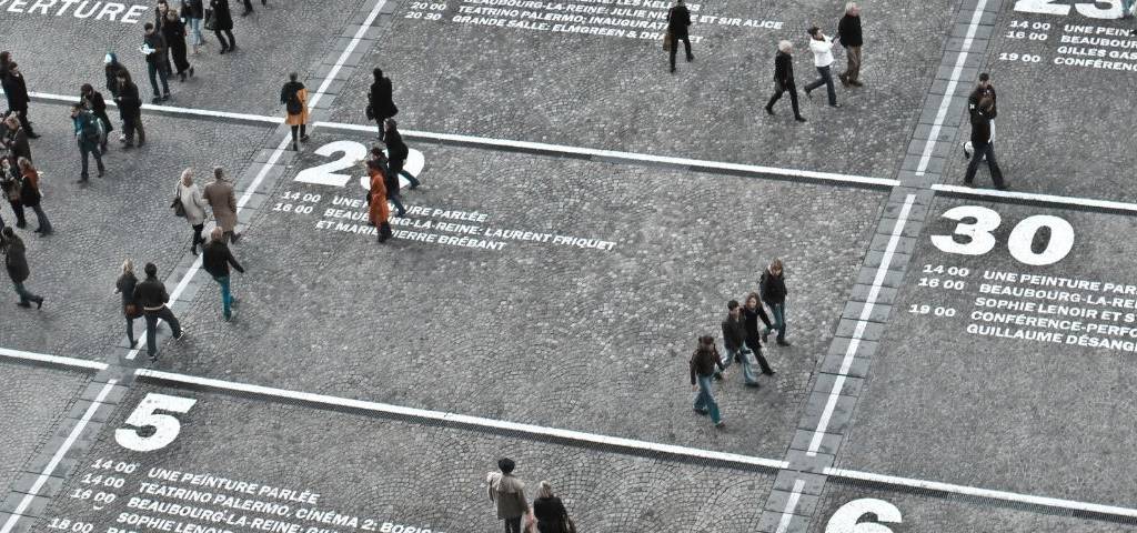 Visuel de gens marchant dans la rue sur des cases qui repésentent les cases d'un calendrier