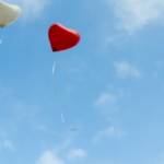 Ballons coeur qui s'envolent