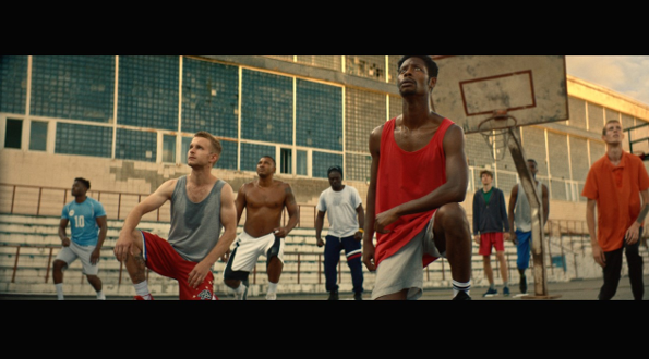 Photo d hommes jouant au basket