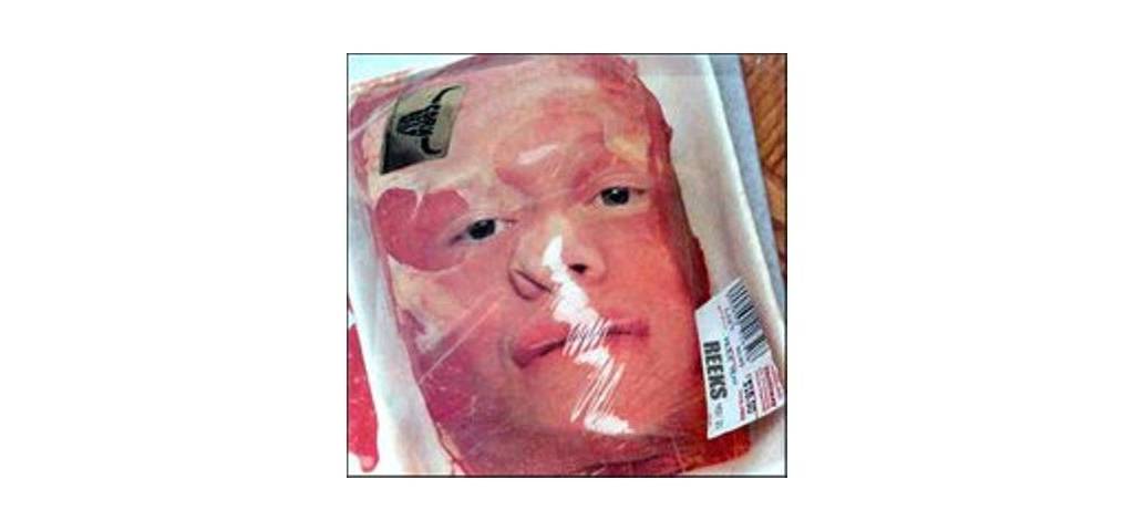 Visuel d'une tête humaine emballée dans une barquette sous vide de supermarché