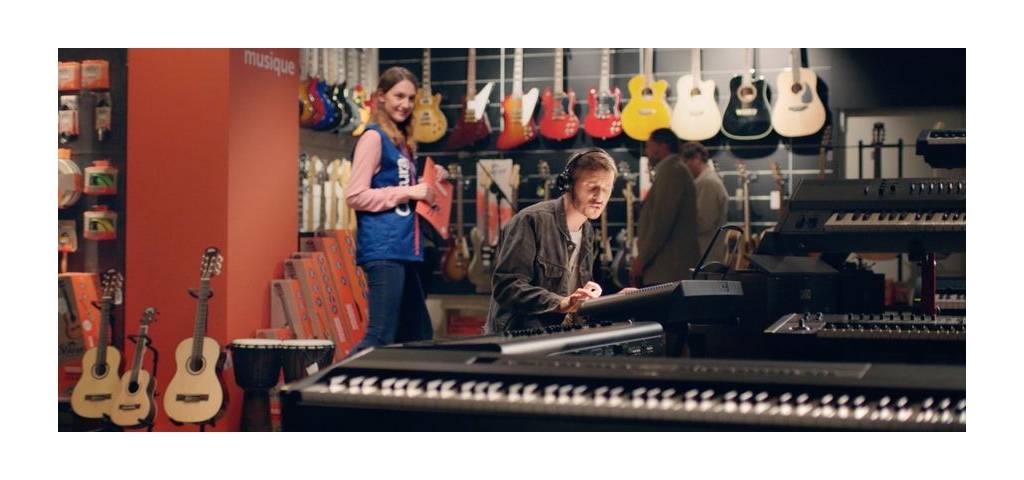 Visuel d'un homme jouant de la musique dans un magasin cultura