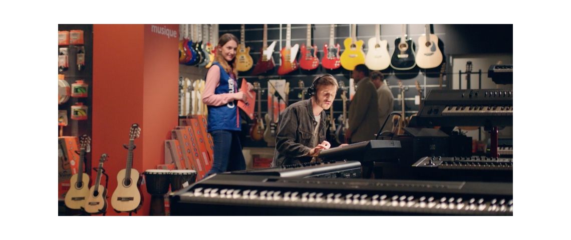 StJohns dévoile le premier film de marque de Cultura Visuel d'un homme jouant de la musique dans un magasin cultura