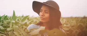 Une femme portant un chapeau dans les champs