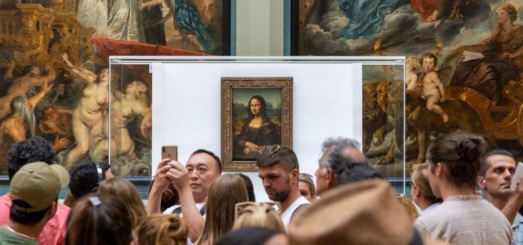 Tableade la Joconde avec des visiteurs qui prennent des photos