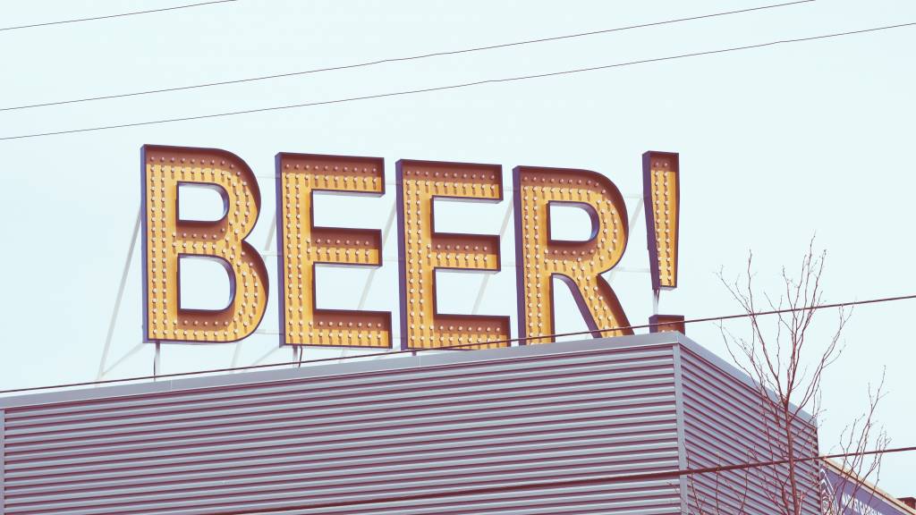 Photo d'un panneau publicitaire : Beer !