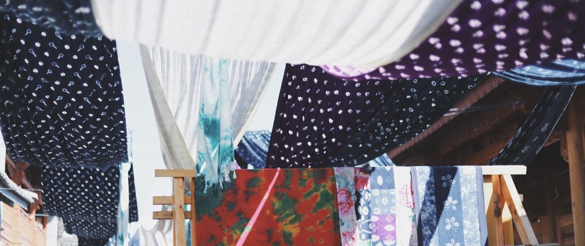 Partenariat H&M et IKEA pour une étude sur la dangerosité des textiles recyclés Viusel de tissus suspendus