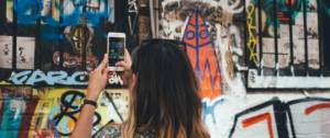 Visule d'une femme prenant un lur de tag en photo