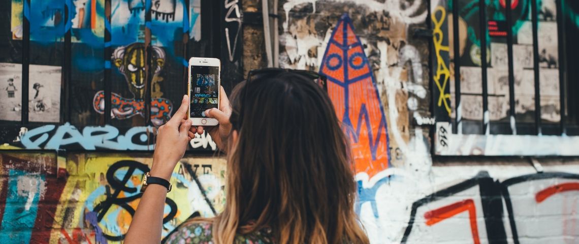 Levée de fonds de 4 millions d'euros pour la marque Smaaart de Sofi Groupe Visule d'une femme prenant un lur de tag en photo