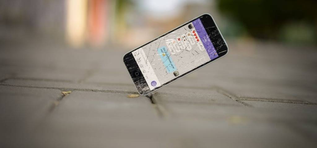 Visuel d'un smartphone cassé