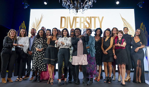 Photo de l'équipe du film Isoken au Mipcom après avoir reçu leur prix