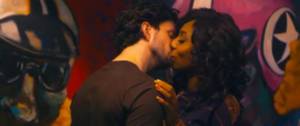 Couple qui s'embrasse