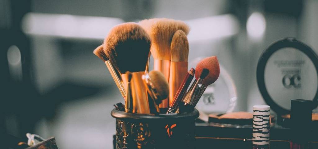 Visuel de pinceux de maquillage dans un pot