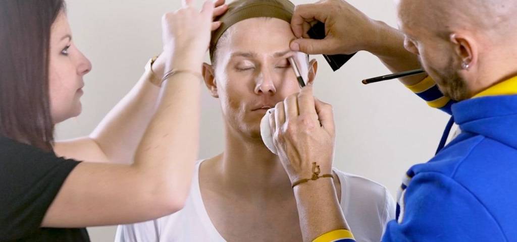 Visuel de la séance de maquillage pourtransformer l'homme en femme pour la campagne ni putes ni soumises