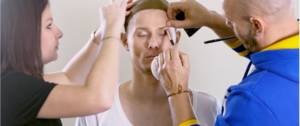 Visuel de la séance de maquillage pourtransformer l'homme en femme pour la campagne ni putes ni soumises