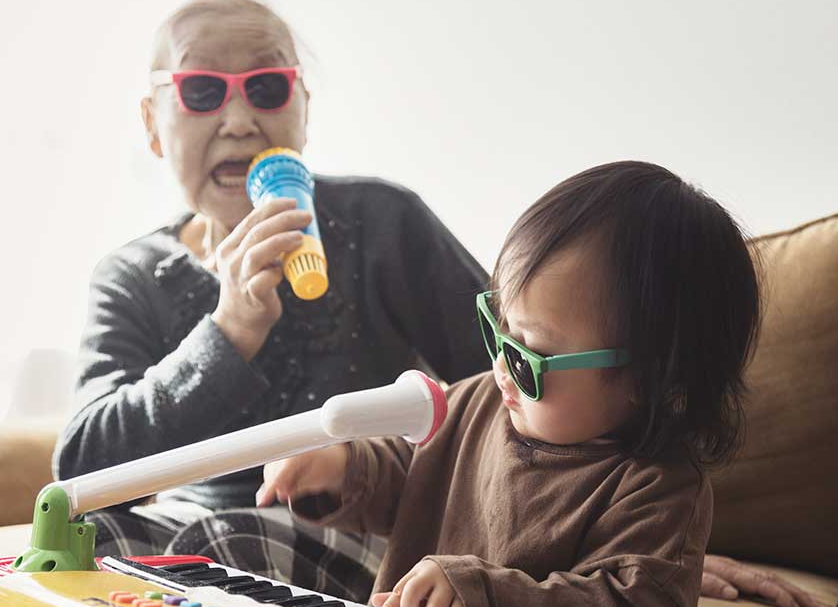 Grand-mère chantant avec sa petite fille
