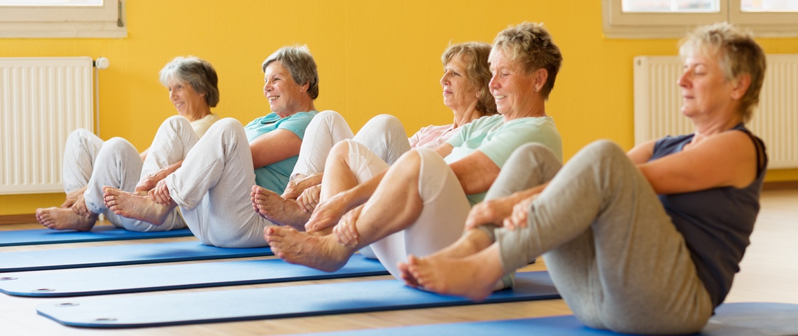 Getty lance une nouvelle collection pour lutter contre les préjugés âgistes Femmes âgées à un cours de Yoga