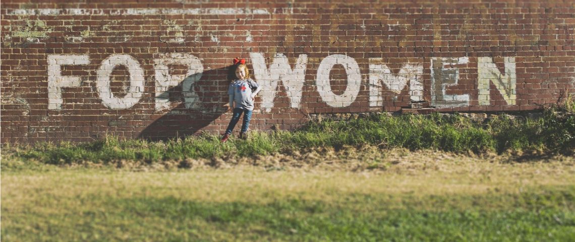 Zakka accompagne la Fondation des Femmes Une petite fille devant un mur en brique