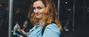 Une femme tient un smartphone dans ses mains