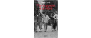 Page de couverture du livre "T'ar ta gueule à la récré, avec une bande de jeunes gens qui marchent dans la rue - Photo en noir et blanc