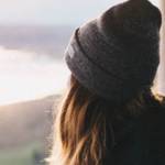 Une jeune femme qui regarde à l'horizon
