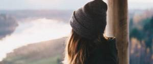 Une jeune femme qui regarde à l'horizon