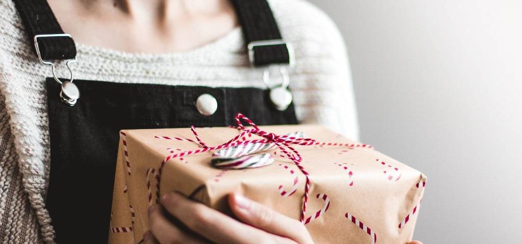 Photo d'une femme avec un cadeau dans ses bras