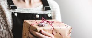 Photo d'une femme avec un cadeau dans ses bras