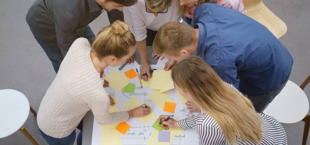 Individus autours d'une table en train de travailler en collaboration