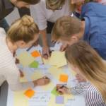 Individus autours d'une table en train de travailler en collaboration