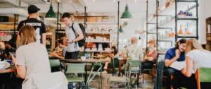 Des gens mangent dans une cafétéria