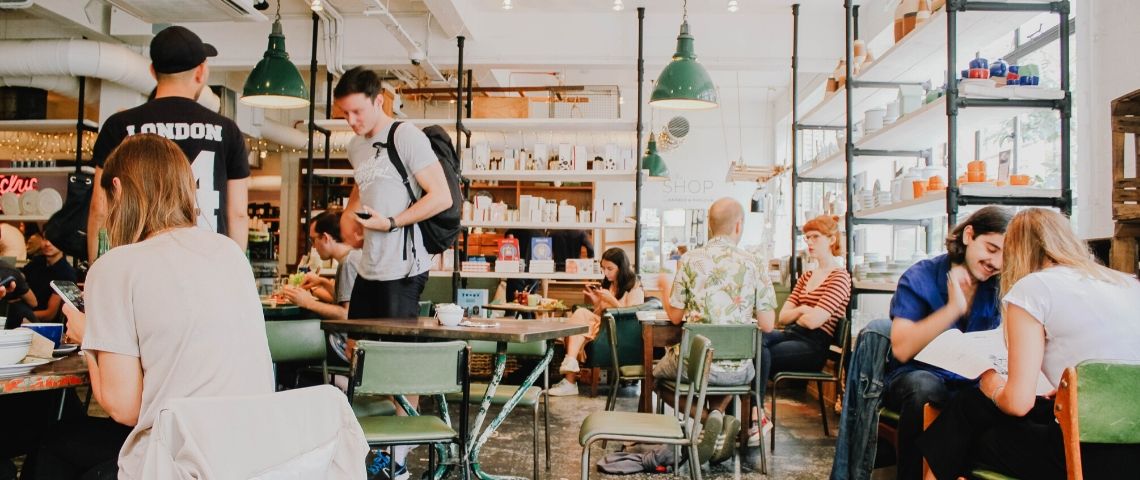 Des gens mangent dans une cafétéria