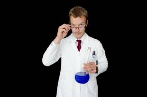 Visuel d'un scientifiue avec un tube à essai à la main