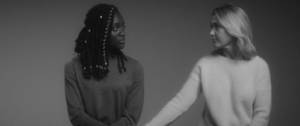 Une mère qui pose sa main sa fille pour la rassurer