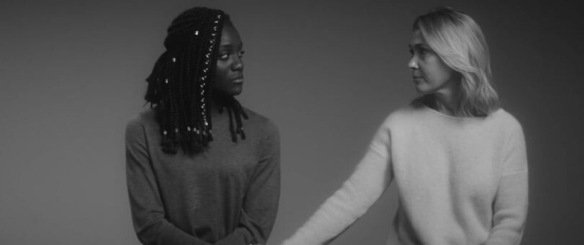 L'association En avant toute(s) lutte pour l'égalité femmes-hommes et pour la fin des violences faites aux femmes Une mère qui pose sa main sa fille pour la rassurer