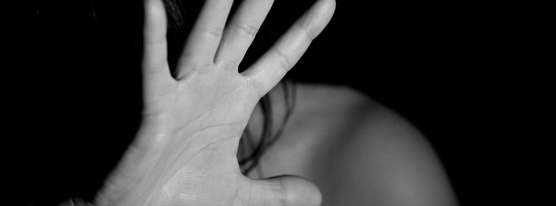 Campagne-sensibilisation-complus-groupe-agisson-contre-violence-femmes Femme mettant sa main devant son visage pour se protéger